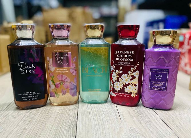 Sữa Tắm Bath & Body Works Into the Night 295ml - Hương Thơm Ngọt Ngào, Chăm Sóc Da Mềm Mại, Mỹ Phẩm Cao Cấp Ứng Dụng Hàng Ngày