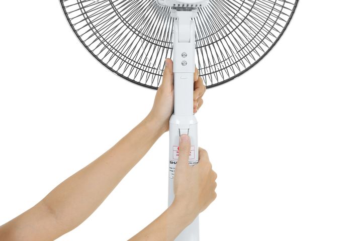 Quạt đứng Sharp PJ-L40RV-WH 50W - Quạt 3 cánh 40cm có điều khiển từ xa, hẹn giờ, thiết kế nhỏ gọn, an toàn và tiết kiệm điện cho gia đình.
