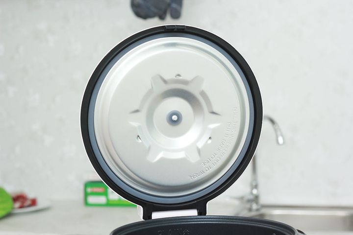 Nồi cơm điện Cuckoo CR-1055 1.8L - Nấu cơm, hầm nóng với thiết kế màu trắng đỏ cho gia đình 4-6 người sử dụng, dễ dàng di chuyển.