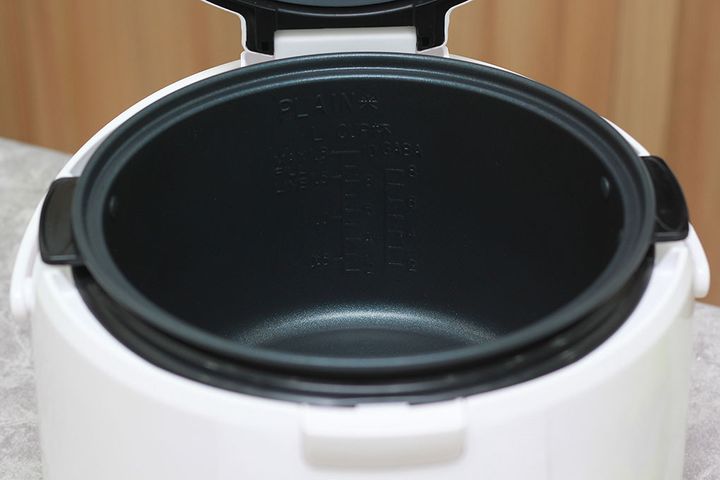 Nồi cơm điện Cuckoo CR-1055 1.8L - Nấu cơm, hầm nóng với thiết kế màu trắng đỏ cho gia đình 4-6 người sử dụng, dễ dàng di chuyển.