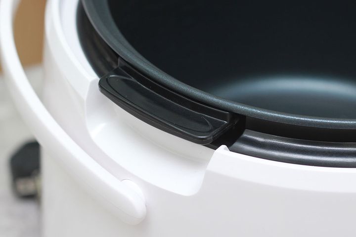 Nồi cơm điện Cuckoo CR-1055 1.8L - Nấu cơm, hầm nóng với thiết kế màu trắng đỏ cho gia đình 4-6 người sử dụng, dễ dàng di chuyển.