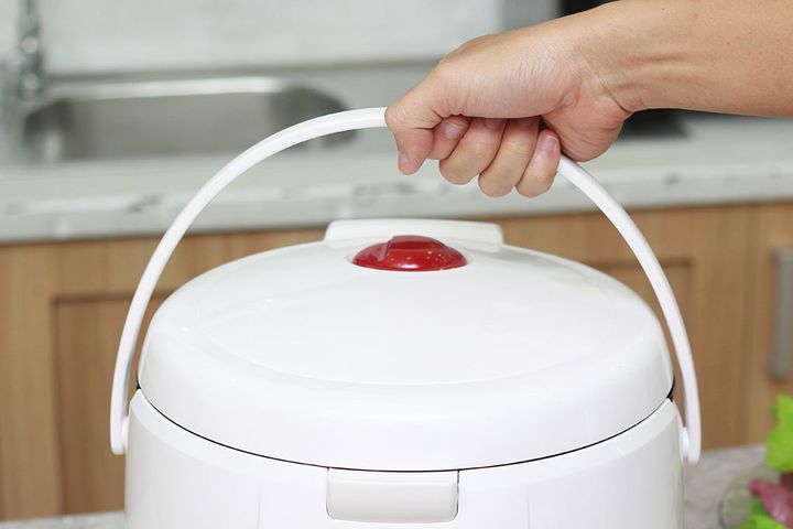 Nồi cơm điện Cuckoo CR-1055 1.8L - Nấu cơm, hầm nóng với thiết kế màu trắng đỏ cho gia đình 4-6 người sử dụng, dễ dàng di chuyển.