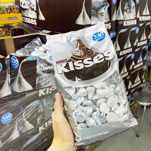 Kẹo Socola Kisses Milk Chocolate Hershey 1,58 Kg - Ngọt Ngào Mỹ, món quà tuyệt vời cho tín đồ socola và dịp lễ hội.