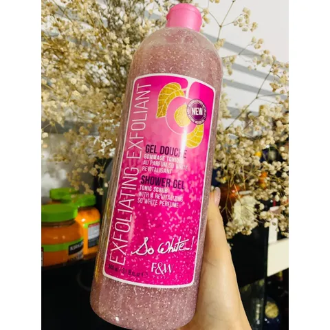 Sữa tắm có hạt F&W So White Exfoliating Shower Gel  940ml