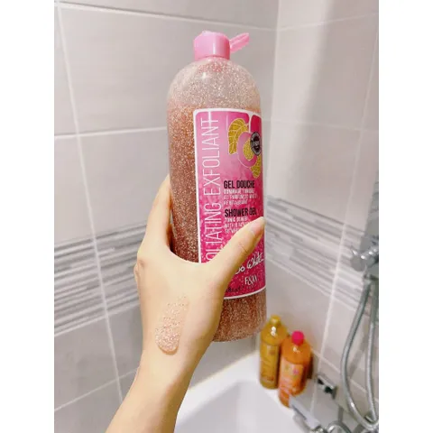 Sữa tắm có hạt F&W So White Exfoliating Shower Gel  940ml