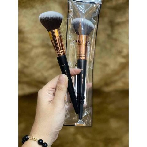Cọ Trang Điểm Đầu Xéo M17 Vacosi Angled Kabuki Brush - Cọ Tán Phấn Nền Cho Làn Da Hoàn Hảo, Phù Hợp Với Mọi Loại Da