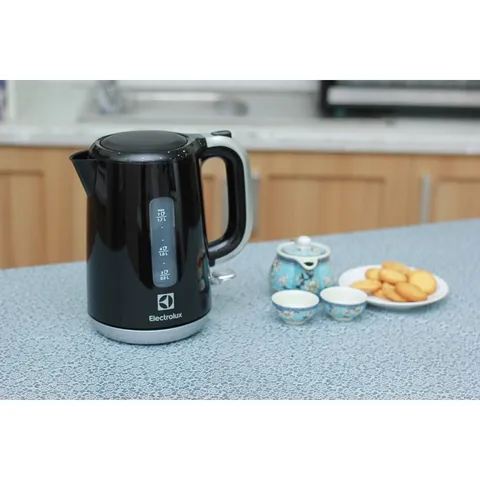 Bình đun nước siêu tốc Electrolux EEK3505 1.7L - Công suất 2200W, màu đen, bảo hành 24 tháng, chất lượng Thụy Điển