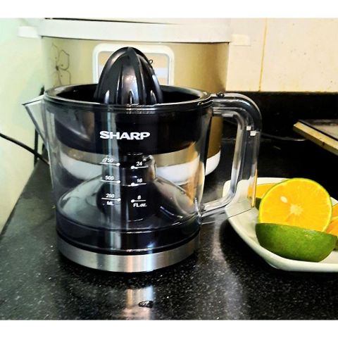 Máy Vắt Cam Sharp EJ-J407-WH/BK - Thiết Bị Ép Trái Cây Tiện Dụng, Công Suất 40W, Chân Đế Chống Trượt, Dung Tích 0,75L, An Toàn Và Dễ Sử Dụng