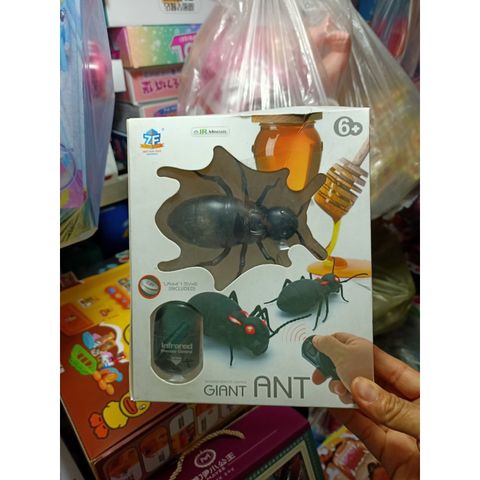Đồ chơi điều khiển từ xa con kiến đen khổng lồ chạy bằng pin có đèn sáng 9917 Giant Ant Infrared Remote control