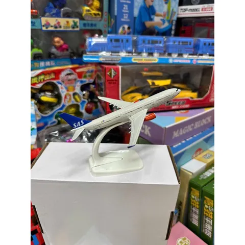 Mô hình chiếc máy bay đồ chơi dài 18cm chất liệu bằng kim loại chọn ngẫu nhiên