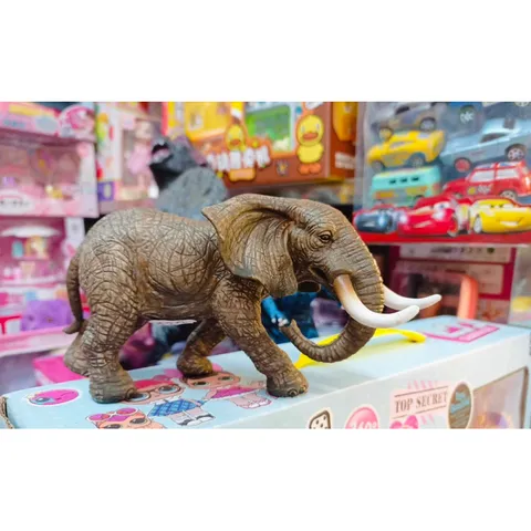 Mô hình con voi bằng nhựa đặc dài 18cm
