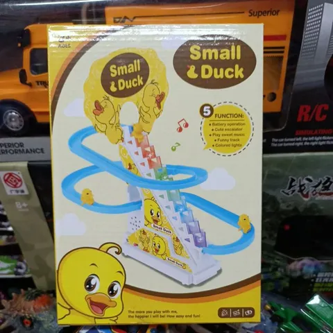 Hộp đồ chơi 3 chú vịt leo cầu thang Small Duck - Đồ chơi có nhạc và đèn phát sáng 668-10, quà tặng thú vị cho trẻ em