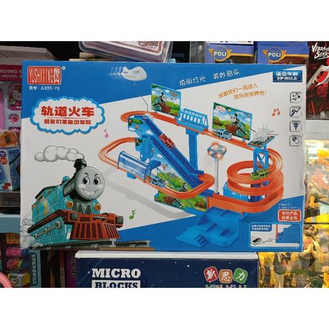 Hộp đồ chơi lắp ghép mô hình Đường trượt của những chiếc đầu tàu Thomas, có nhạc và đèn phát sáng A333-79 (tặng kèm pin)