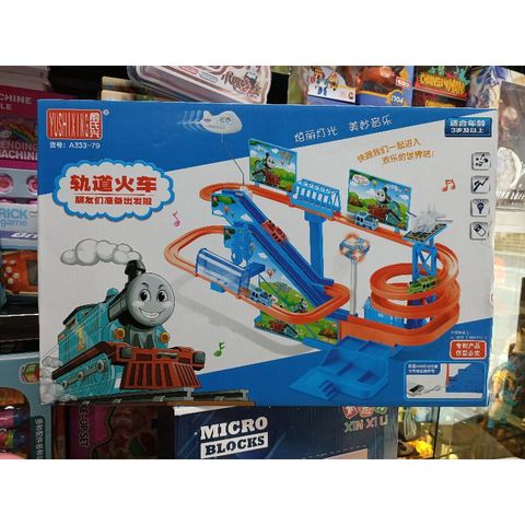Hộp đồ chơi lắp ghép mô hình Đường trượt của những chiếc đầu tàu Thomas, có nhạc và đèn phát sáng A333-79 (tặng kèm pin)