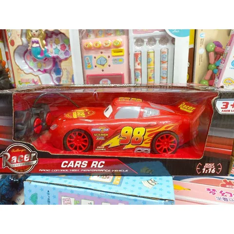 Hộp đồ chơi điều khiển từ xa Xe ô tô FAMOUS CAR 4 chiều với đèn LED sáng - Quà tặng thú vị cho trẻ em