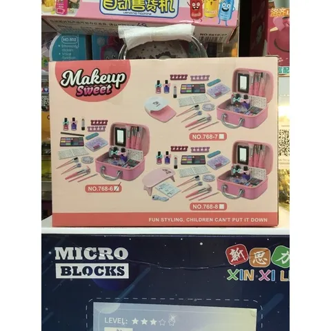 Hộp đồ chơi Trang điểm Makeup Sweet với máy sấy tay phát sáng 768-7 - Đồ chơi trang điểm ngẫu nhiên cho bé gái