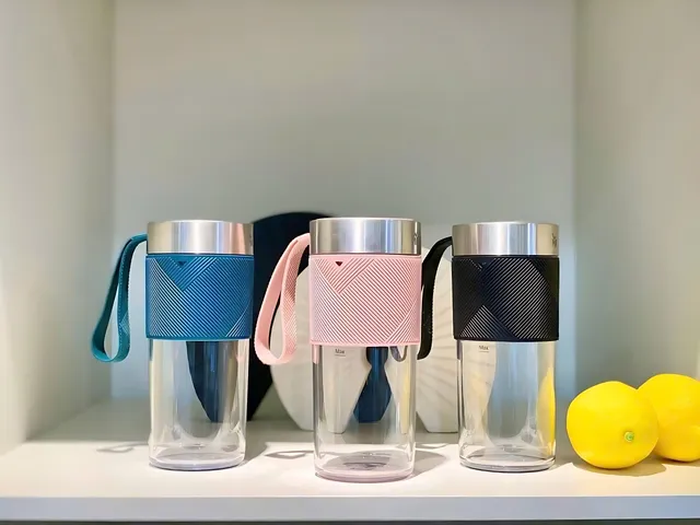Máy Xay Sinh Tố Cầm Tay WMF Küchenminis Mix On The Go - Tiện Lợi, An Toàn, Thiết Kế Sang Trọng, Dung Tích 300ml, Pin Sạc USB
