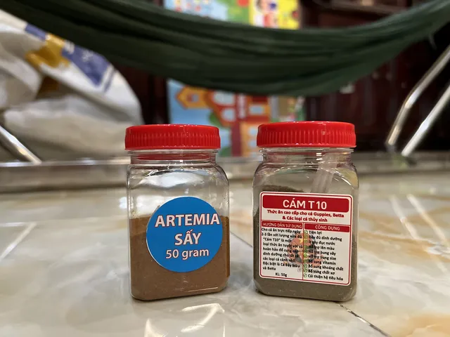 Combo Artemia Sấy Khô 50g & Cám T10 50g cho Cá Cảnh - Thức Ăn Dinh Dưỡng Chất Lượng Cao 72% Đạm