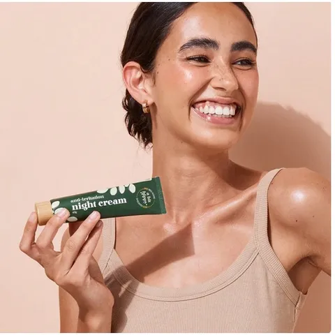 Kem Dưỡng Da Ban Đêm A Bit Hippy 60g - Chiết Xuất Tảo Đỏ, Axit Hyaluronic, Dưỡng Ẩm và Làm Sáng Da, Phù Hợp Với Tất Cả Các Loại Da
