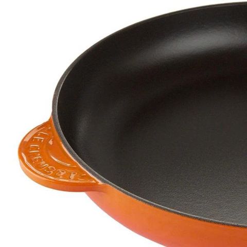 Chảo gang Le Creuset Bratpfanne 26cm có tay cầm gỗ - Thích hợp với mọi nguồn nhiệt, bền lâu, an toàn cho máy rửa bát