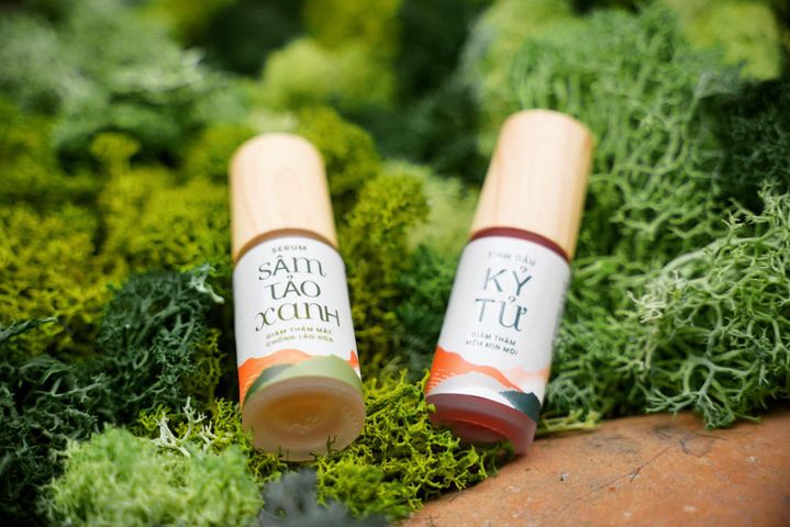Tinh Dầu Kỷ Tử D'Vi Nature - Son Môi Dưỡng Ẩm Tự Nhiên, Đôi Môi Căng Mọng Quyến Rũ, Chiết Xuất Vitamin Bổ Sung