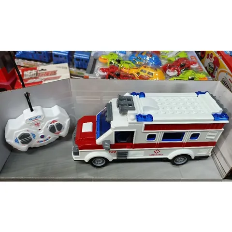 Hộp đồ chơi Xe ô tô cứu thương điều khiển từ xa chạy 4 chiều, có đèn phát sáng HT241 (tặng kèm pin)