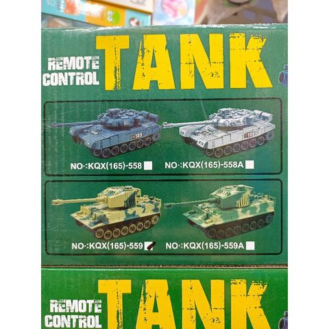 Mã 559 - Hộp đồ chơi Xe Tăng điều khiển từ xa chạy 4 chiều, có đèn phát sáng (tặng kèm pin)
