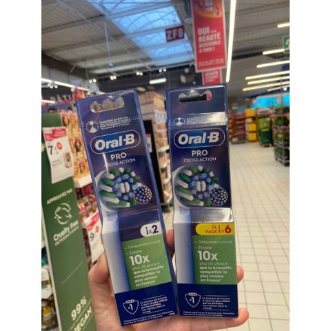 Đầu bàn chải điện Oral-B thay thế cho bàn chải đánh răng, đầu nhạy cảm Sensi và đầu làm sạch sâu Cross, chăm sóc răng miệng hiệu quả.