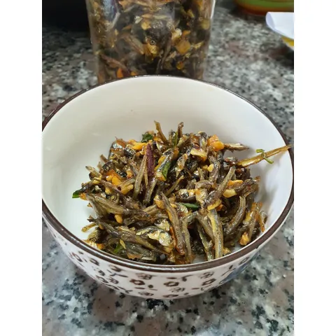 Cá Cơm Chiên Tỏi Giòn Nhà Mid 200gr - Đặc Sản Hương Vị Biển Việt Nam, Ăn Kèm Cơm Hoặc Món Nhắm Thơm Ngon