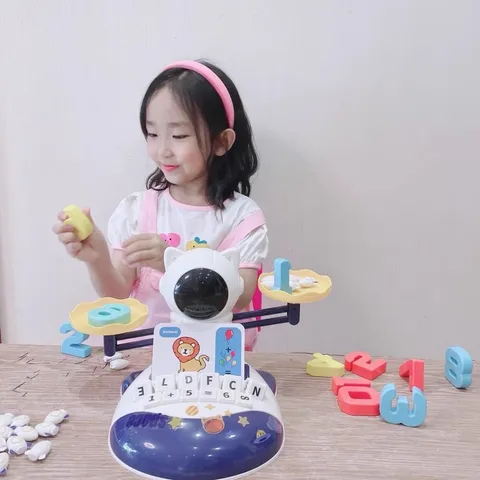 Bàn cân toán học thăng bằng Mèo phi hành gia kèm bộ chữ cái đồ chơi toán học phát triển tư duy cho bé