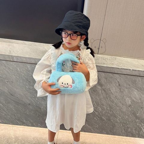 Túi Đeo Chéo Hoạt Hình Gấu Dâu, Kuromi, Hello Kitty, Capybara Lông Mềm - Giỏ Xách Dễ Thương Hình Chữ Nhật 20-25cm