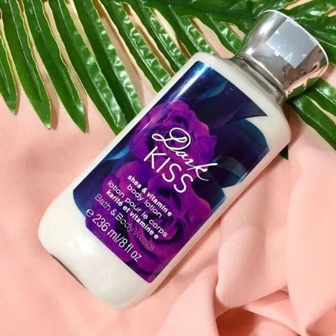Dưỡng thể Bath & Body works dark kiss 236ml