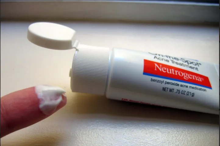 Kem Giảm Mụn Neutrogena On The Spot Acne Treatment 21G - Giúp Giảm Mụn Viêm Đỏ Nhanh Chóng, Phù Hợp Cho Da Nhạy Cảm