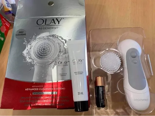 Set máy rửa mặt Olay Regenerist Cleansing