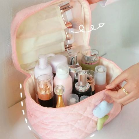 Túi xách mỹ phẩm du lịch màu hồng - Quà tặng độc quyền tháng 1 từ iMU - Phụ kiện hoàn hảo cho tín đồ làm đẹp