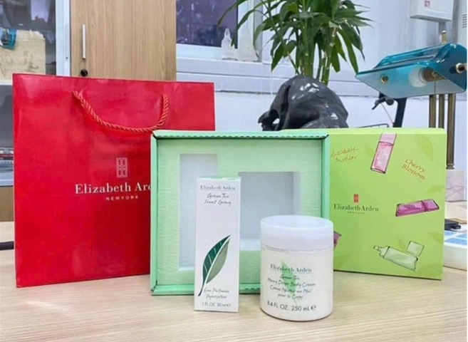 Set Elizabeth - Nước Hoa 30ml và Kem Dưỡng Thể 250ml, Hương Thơm Quyến Rũ và Dưỡng Ẩm Mềm Mại cho Da
