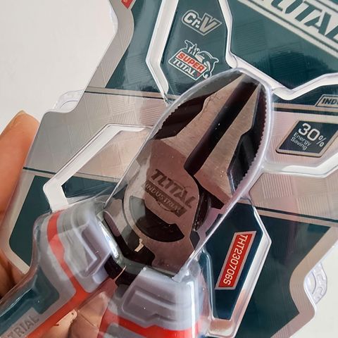 Kìm Cắt Cao Cấp 7 Inch Total THT230706S - Lưỡi Sắc Bén, Chất Liệu Thép CR-V, Tay Cầm Chống Trượt Dùng Trong Gia Đình và Công Nghiệp