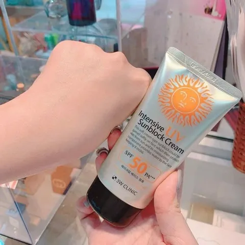 Kem Chống Nắng Natural Vita -Moist Sun Cream SPF50 70ml - Bảo Vệ Da Hiệu Quả, Giữ Ẩm, Dễ Dàng Trang Điểm