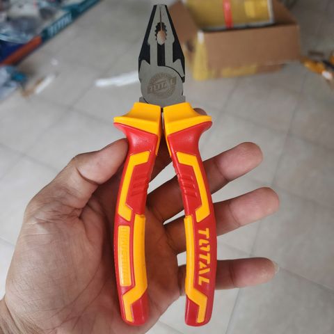 Kìm Răng Cách Điện 1000V Total THTIP2171 - Kìm Cầm Tay 7 Inch An Toàn Cho Ngành Điện, Đầu Mạ Đen Chống Trượt