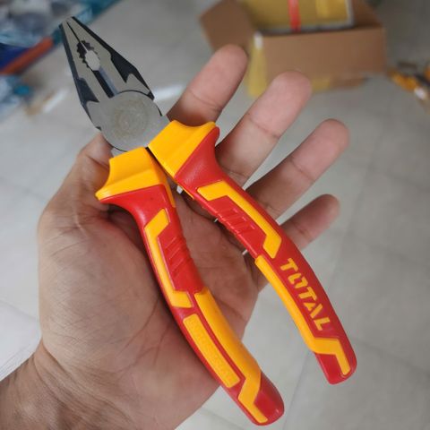 Kìm Răng Cách Điện 1000V Total THTIP2171 - Kìm Cầm Tay 7 Inch An Toàn Cho Ngành Điện, Đầu Mạ Đen Chống Trượt