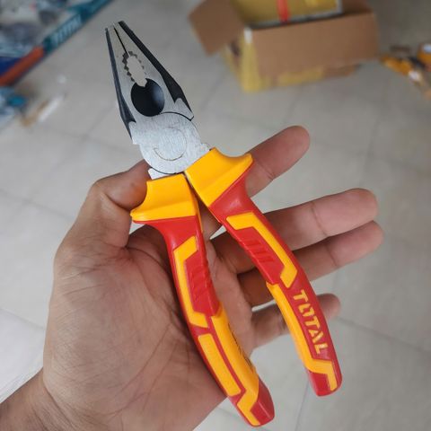 Kìm Răng Cách Điện 1000V Total THTIP2171 - Kìm Cầm Tay 7 Inch An Toàn Cho Ngành Điện, Đầu Mạ Đen Chống Trượt