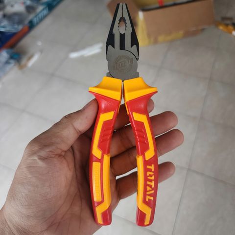 Kìm Răng Cách Điện 1000V Total THTIP2171 - Kìm Cầm Tay 7 Inch An Toàn Cho Ngành Điện, Đầu Mạ Đen Chống Trượt