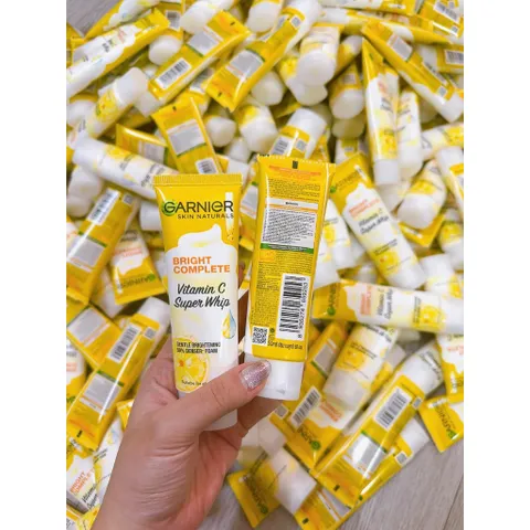 Sữa Rửa Mặt Tạo Bọt Garnier Light Complete Brightening 50ml - Dưỡng Sáng Da Mịn Màng Với Vitamin C Và Yuzu