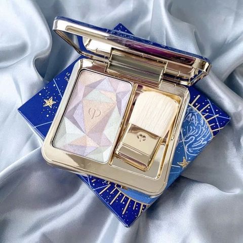 Phấn Bắt Sáng Cle de Peau Luminizing Face Enhancer - Tạo Ánh Sáng Rạng Rỡ, Độ Bóng 360 Độ Cho Khuôn Mặt Tươi Sáng
