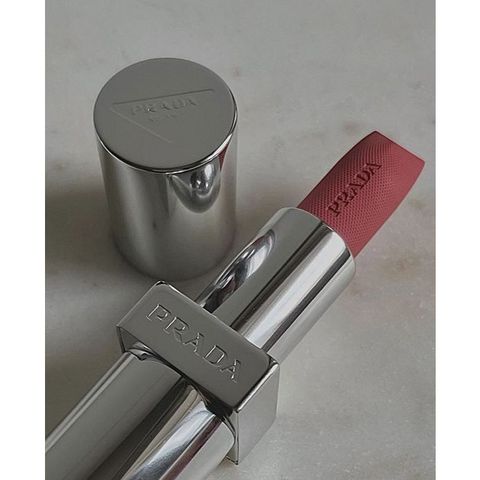 Son Thỏi Prada Monochrome Hyper Matte 3,8g - Nâu Tây Bền Màu, Lì Mịn Sang Trọng Cho Đôi Môi Rạng Rỡ, Phong Cách Thời Thượng
