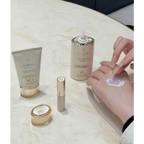 Kem Chống Nắng Toàn Thân Clé de Peau Beauté SPF50+ PA++++ - Bảo Vệ Da Chống Nắng Mặt Trời, Giữ Ẩm Mịn Màng và Đàn Hồi