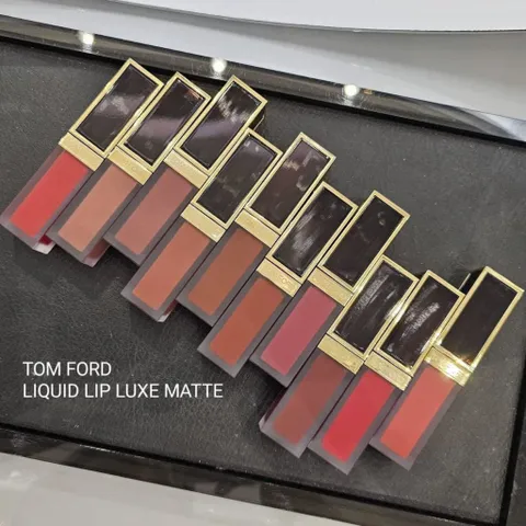 Son Kem Tom Ford Liquid Lip Luxe Matte 129 Carnal Red - Đỏ Cam Hồng Tươi Tắn, Chất Son Mịn, Lì, Đáng Mua Cho Mùa Hè Năng Động