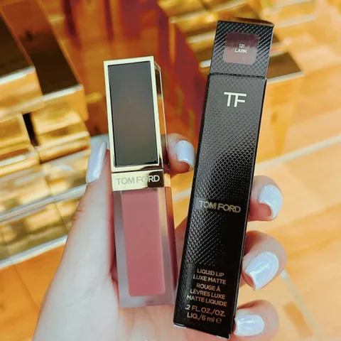 Son Kem Tom Ford Liquid Lip Luxe Matte 121 Lark - Màu Hồng Đất Dịu Dàng, Bám Màu Tốt, Chất Son Mịn Màng, Dưỡng Ẩm Hàng Đầu
