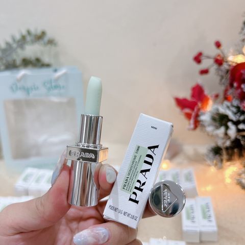 Son Dưỡng Môi Prada Balm 1.6ml - Lì Mềm Sang Trọng, Dưỡng 24h, Tông Màu Universal Phù Hợp Mọi Tông Da
