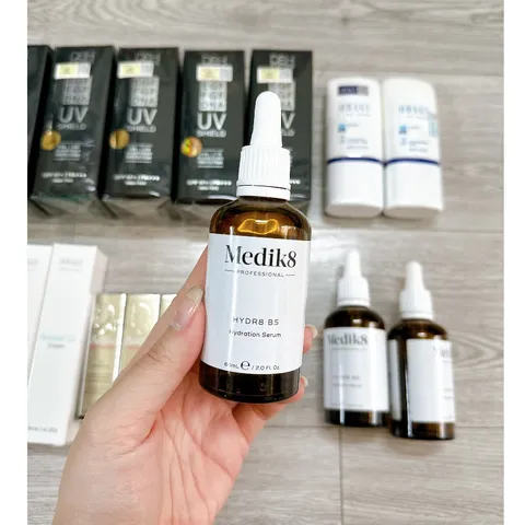 Serum Medik8 Hydr8 B5 - Dưỡng ẩm & phục hồi da mặt 60ml với Hyaluronic Acid và Vitamin B5, giúp da căng mịn và khỏe mạnh